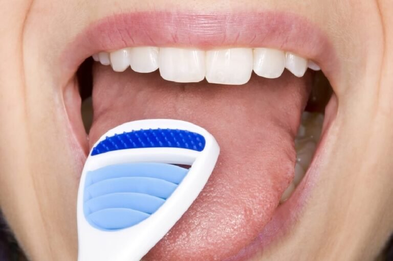 چگونه زبان خود را به درستی مسواک بزنیم؟